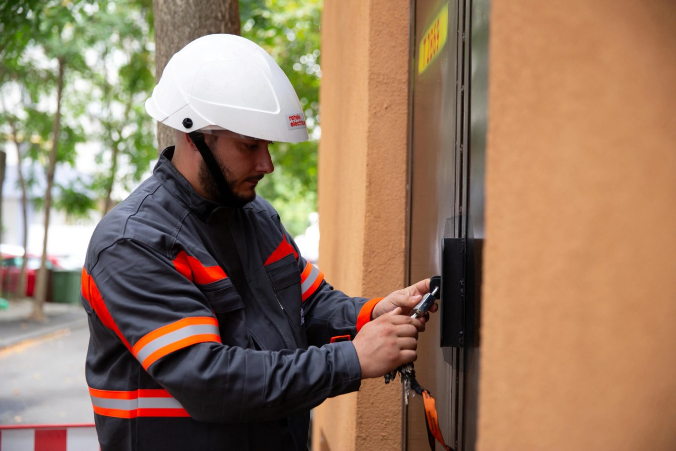 Angajat Rețele Electrice