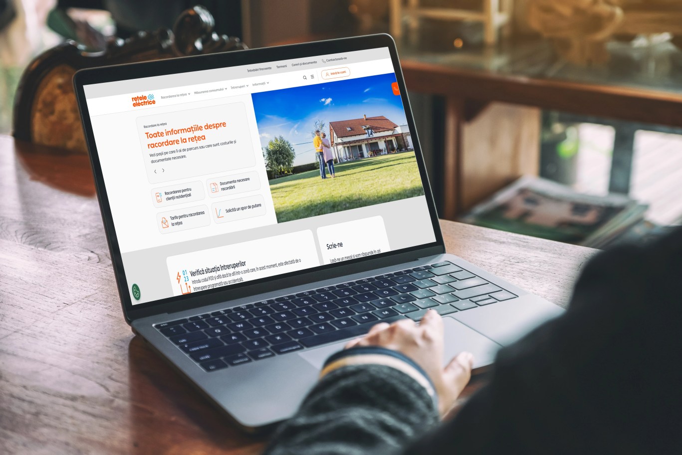 Laptop pe care este accesat website-ul Rețele Electrice.